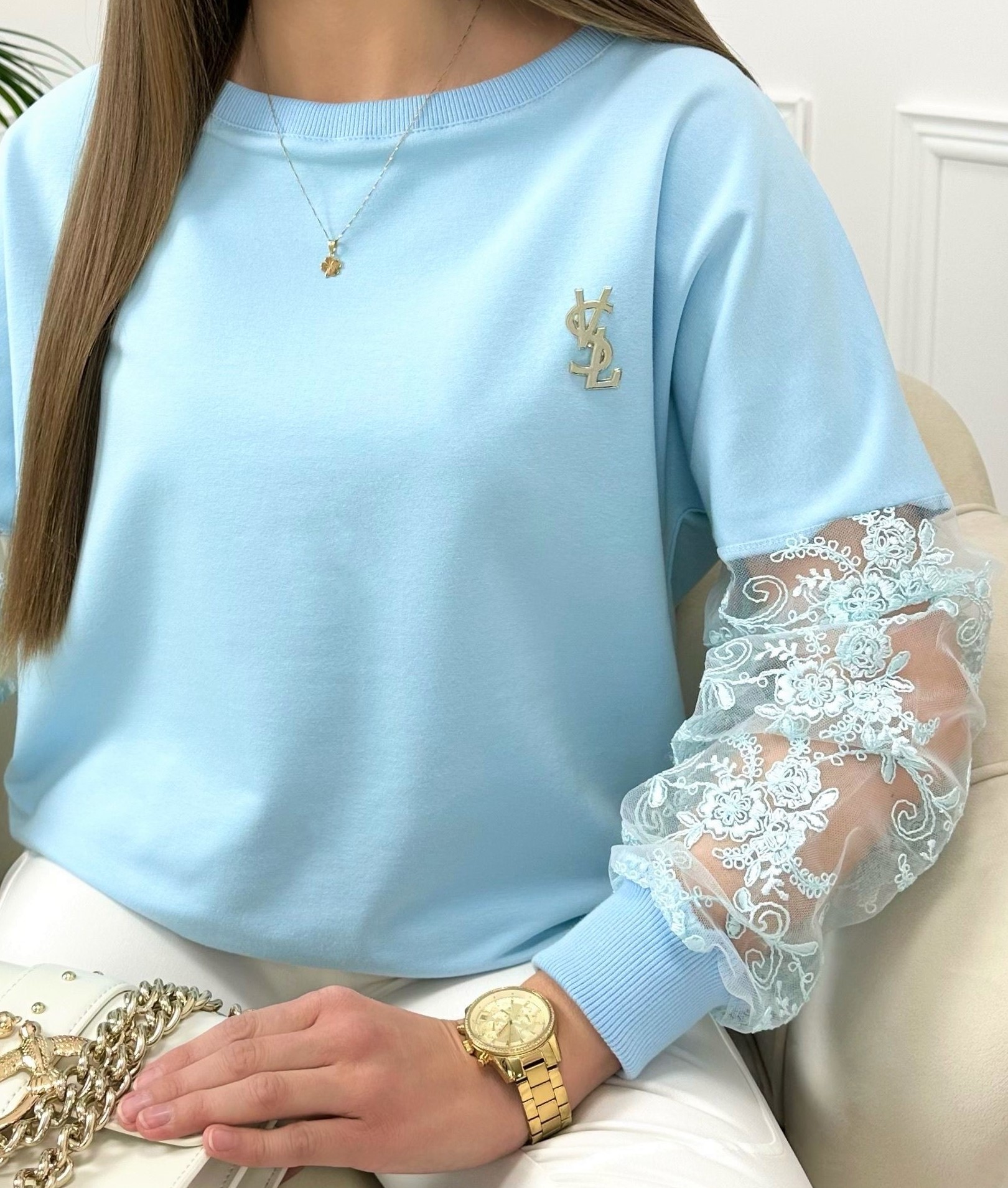 Bluza Astelio z koronkowym rękawem – błękitna
