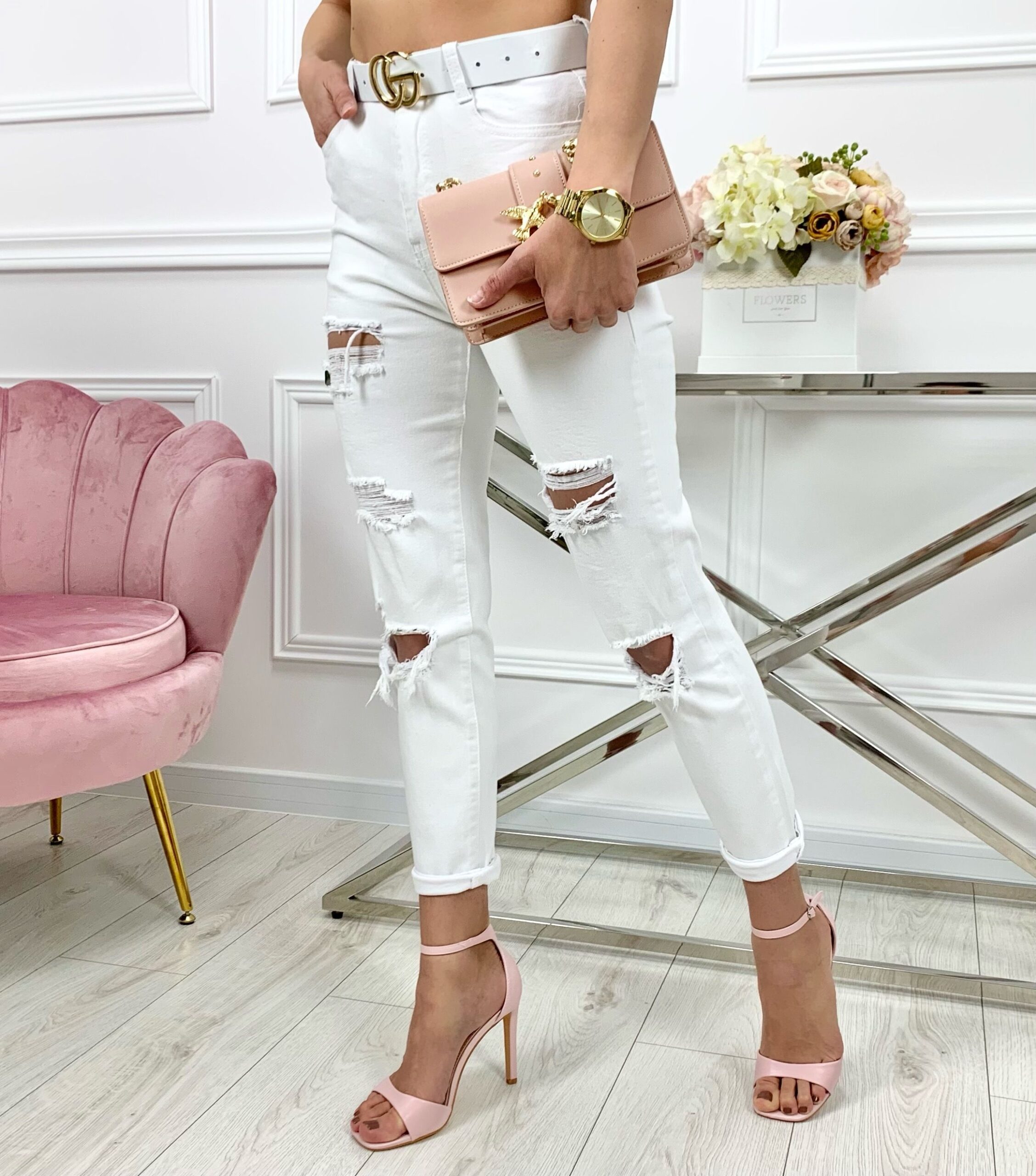 Białe jeansy Mom Fit z przetarciami – model F2844