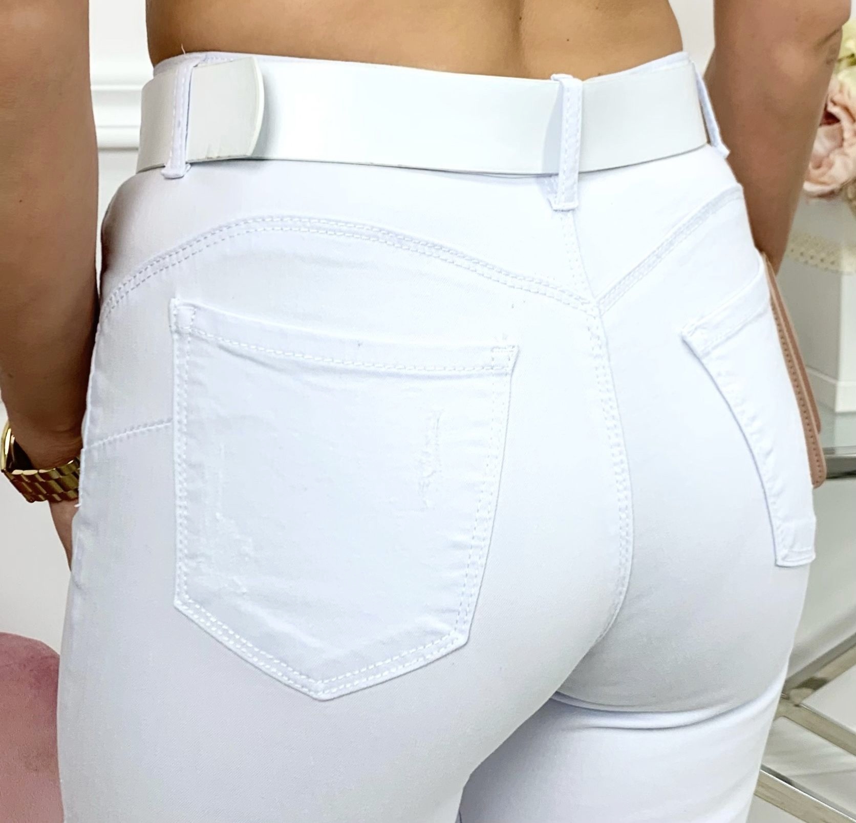 Białe jeansy z przetarciami i efektem Push Up, model 8040-2B