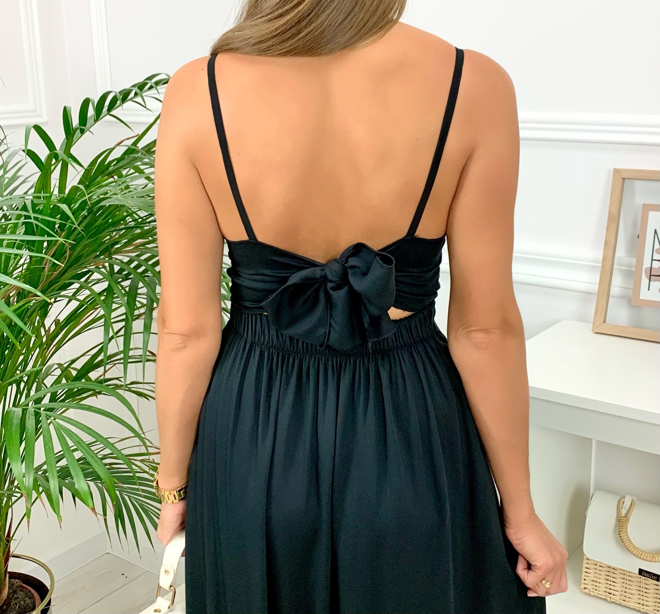 Sukienka z wiązaniem na plecach Anelli – czarna