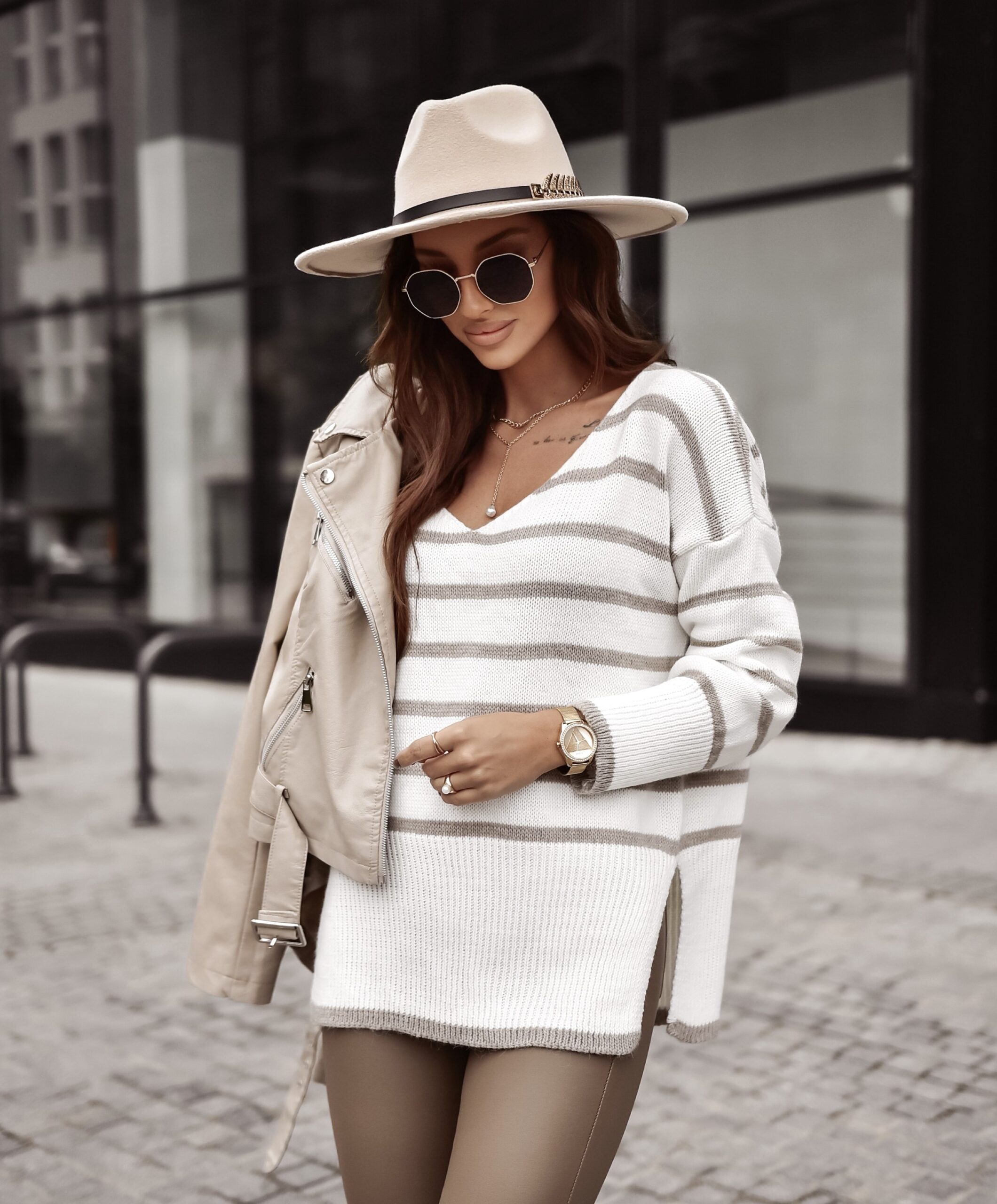 Sweter oversize w paski Shally Stripes – biało-beżowy