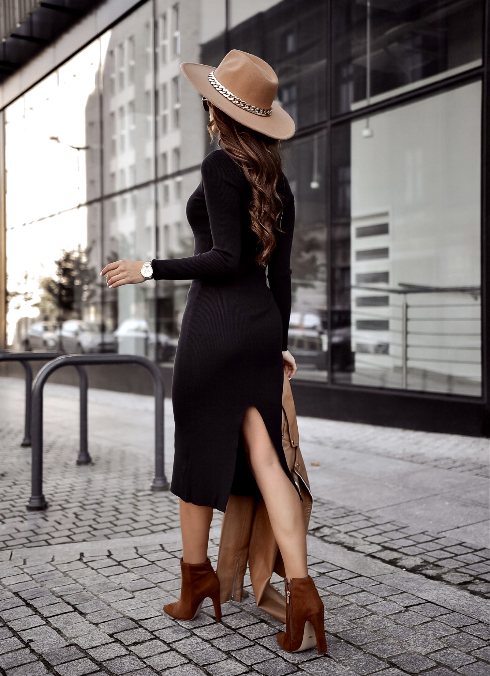 Dzianinowa sukienka Midi z rozcięciem z tyłu Laoria – czarna
