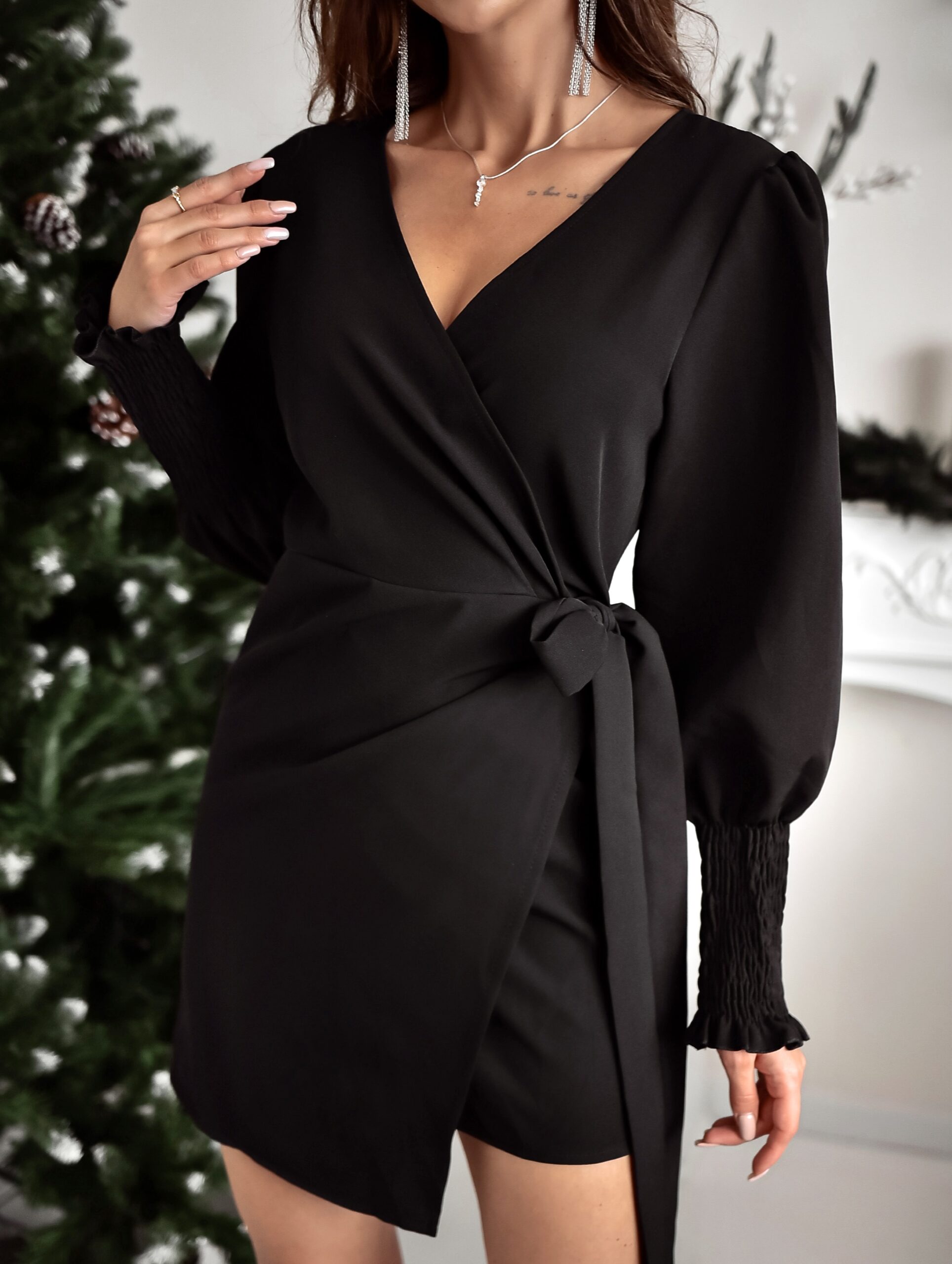 Sukienka z wiązaniem Laissa – czarna